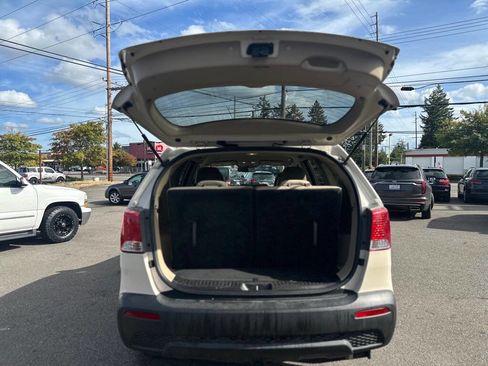 Used 2011 Kia Sorento LX image 8