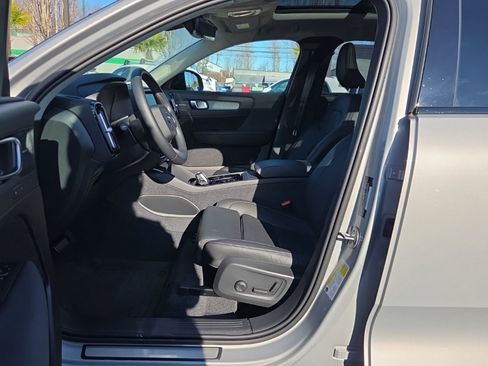 Used 2025 Volvo XC40 B5 Plus w/ Climate Package image 4