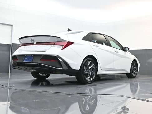 Certified 2025 Hyundai Elantra SEL FWD image 23