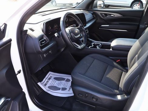 Used 2025 Chevrolet Traverse LT image 11