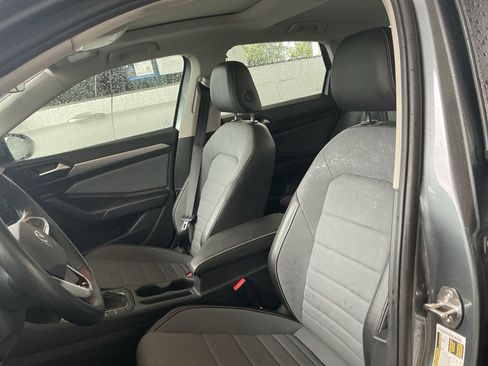 Used 2025 Volkswagen Jetta SE FWD image 17