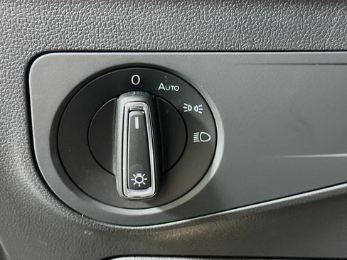 Used 2022 Volkswagen Tiguan SE image 17