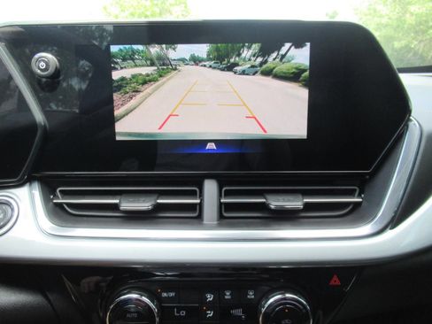 Used 2025 Chevrolet Trax LT w/ Driver Confidence Package FWD image 28