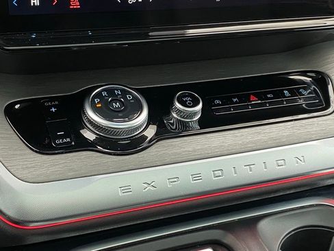 Used 2025 Ford Expedition Platinum image 18