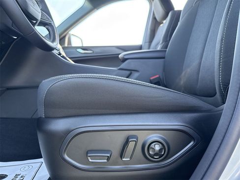 New 2025 Jeep Grand Cherokee Laredo image 12