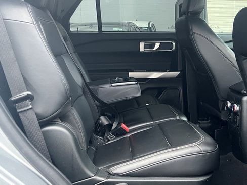 Used 2022 Ford Explorer XLT w/ Equipment Group 202A image 12