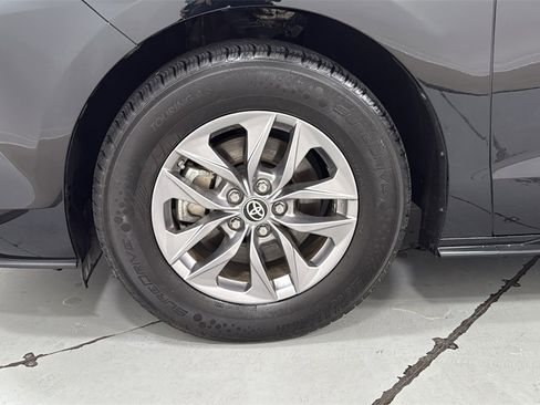 Used 2024 Toyota Sienna XLE image 25