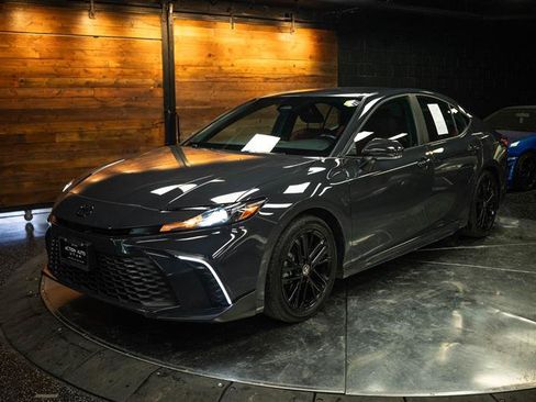 Used 2025 Toyota Camry SE FWD image 2