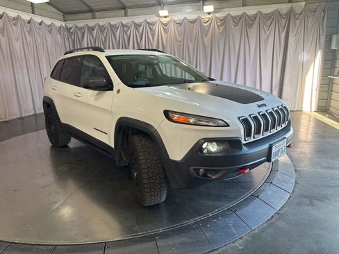 Used 2017 Jeep Cherokee Trailhawk AWD/4WD image 3