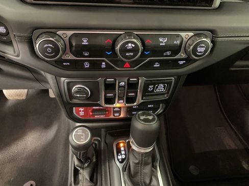 Used 2025 Jeep Wrangler Unlimited Rubicon AWD/4WD image 24
