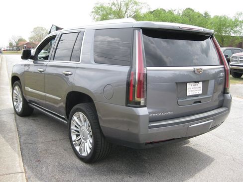 Used 2018 Cadillac Escalade Platinum RWD image 5
