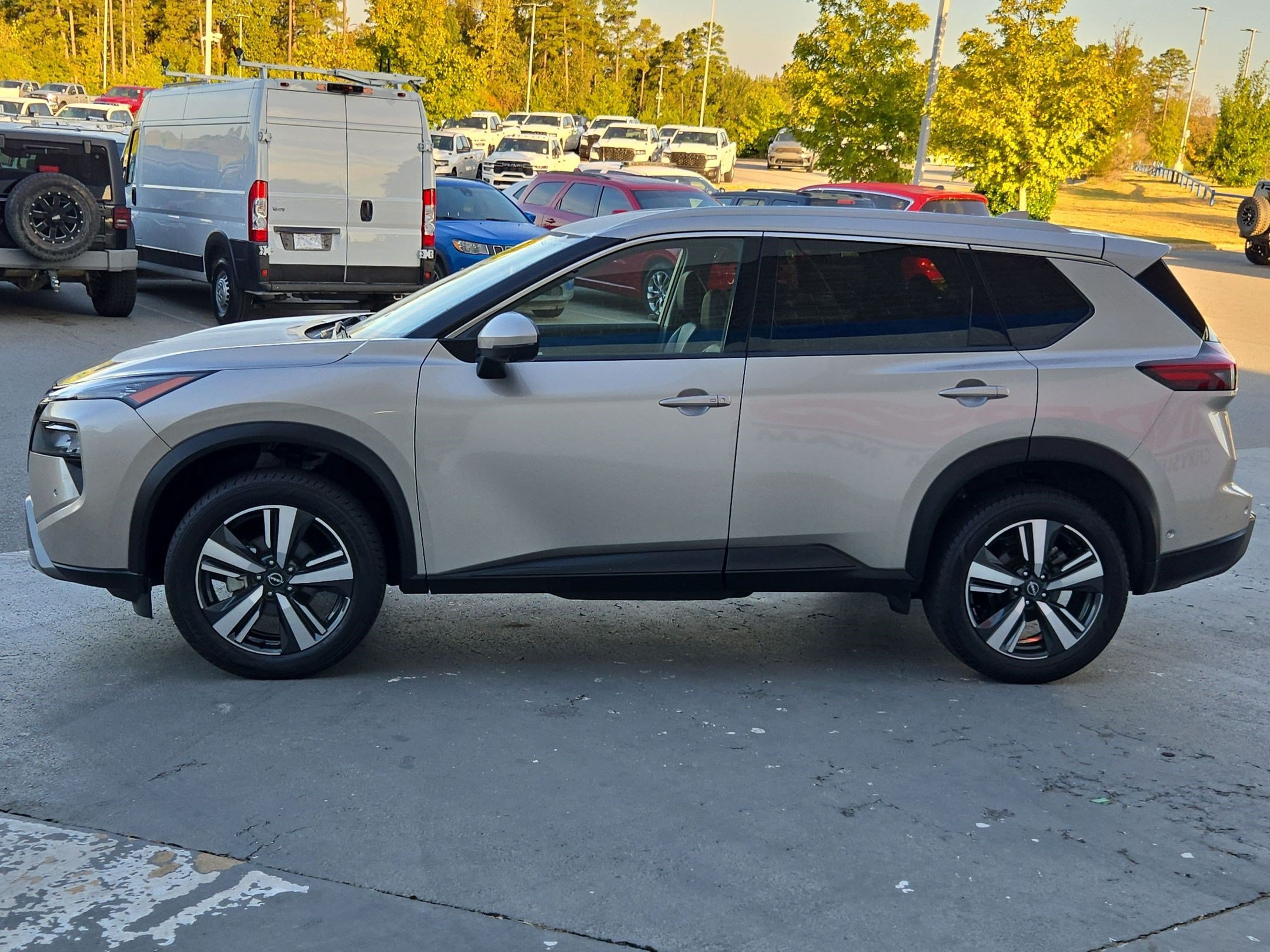 Used 2024 Nissan Rogue SL AWD/4WD image 4