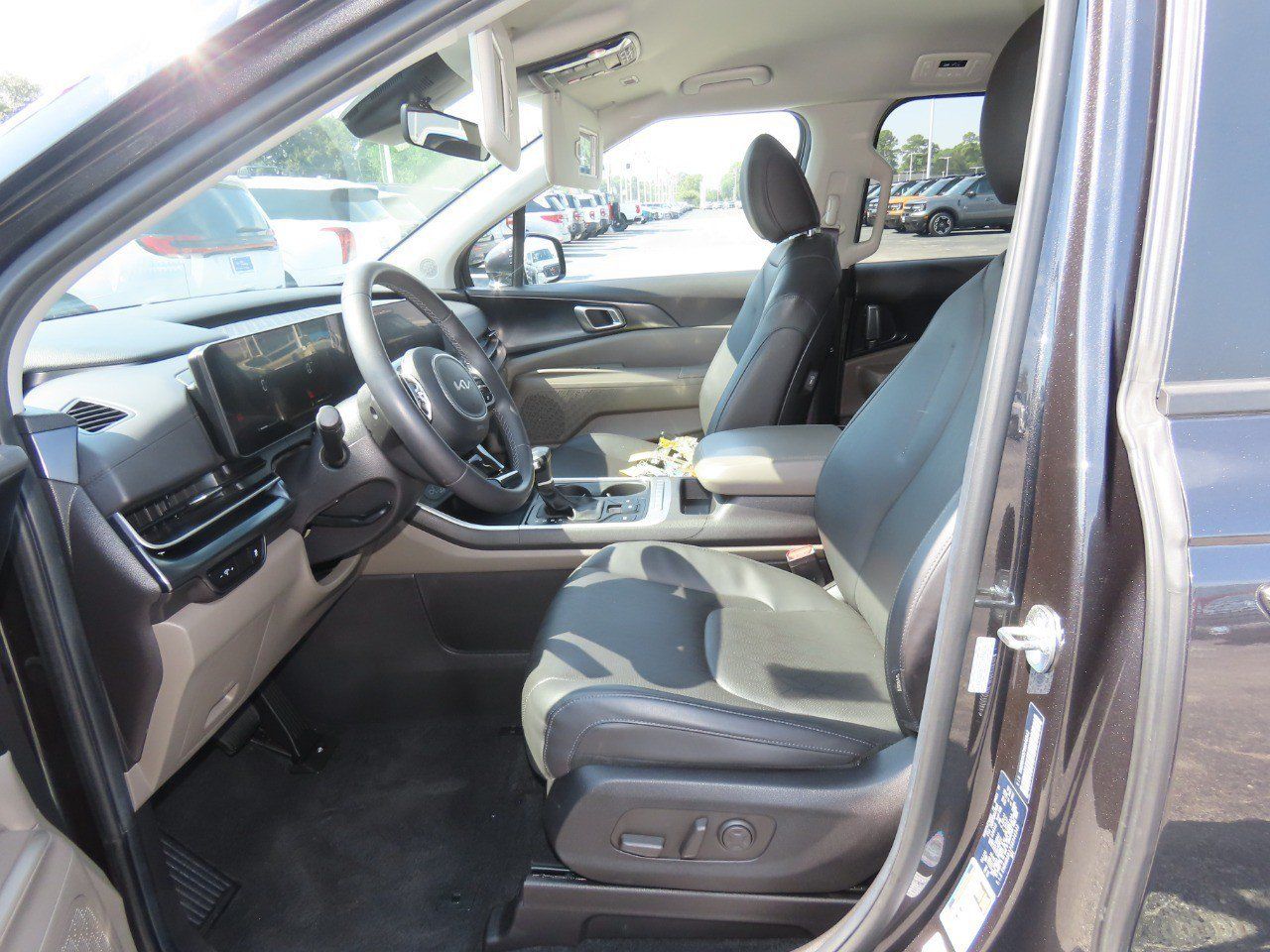 Used 2025 Kia Carnival FWD image 24