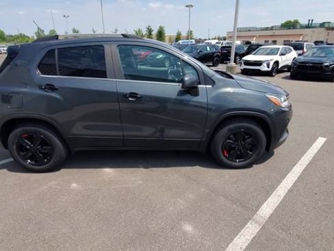 Used 2018 Chevrolet Trax LT w/ LT Convenience Package FWD image 9