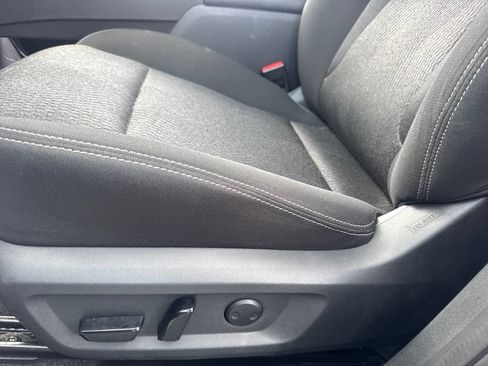 Used 2025 Nissan Rogue SV FWD image 9