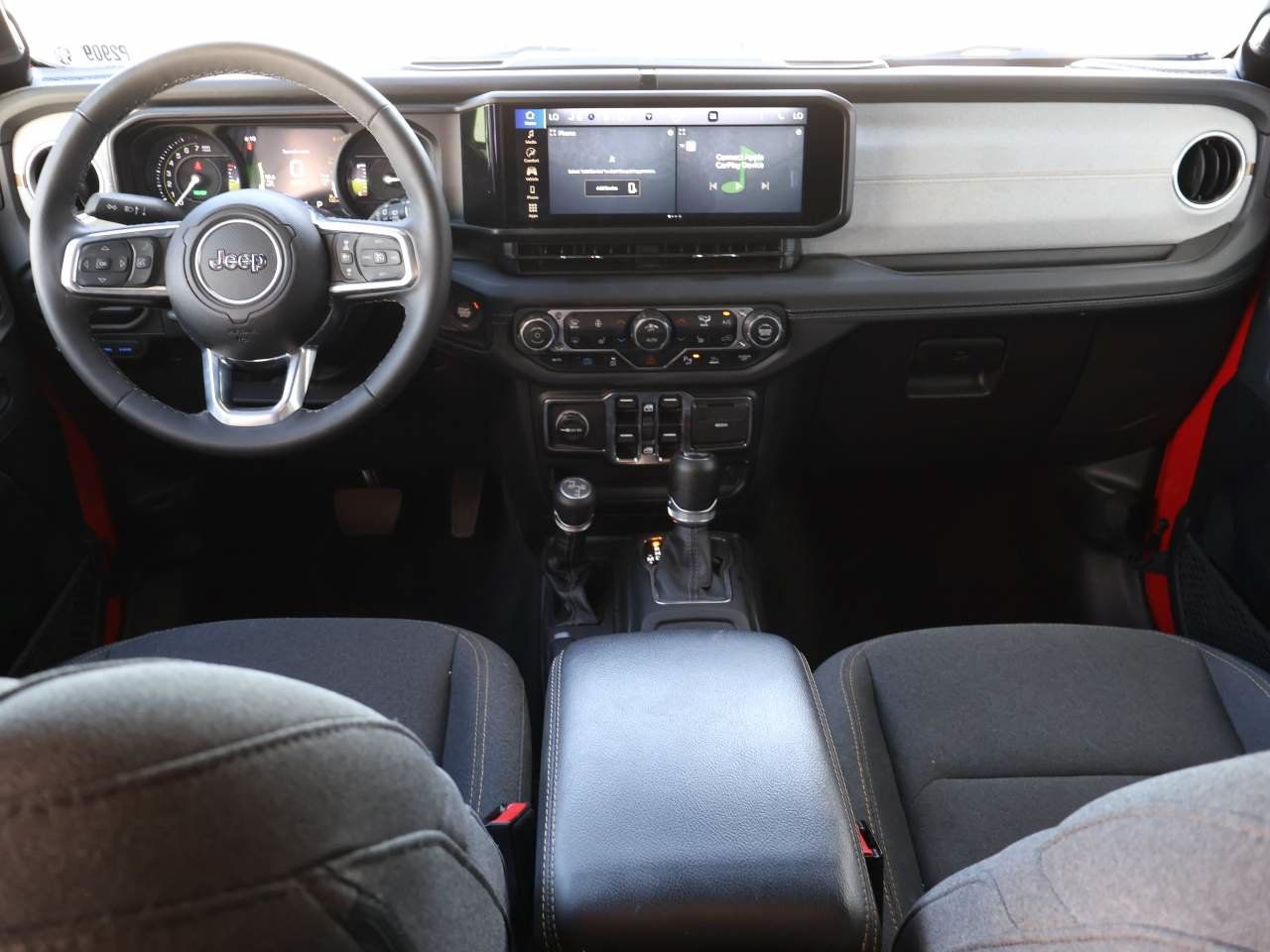 Used 2025 Jeep Wrangler Unlimited Sahara w/ Safety Group AWD/4WD image 13