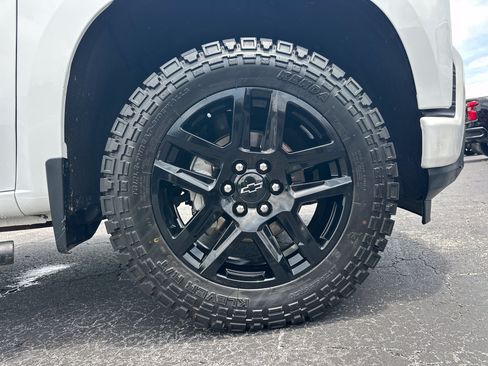 Used 2022 Chevrolet Silverado 1500 Custom w/ LPO, Blackout Package AWD/4WD image 13
