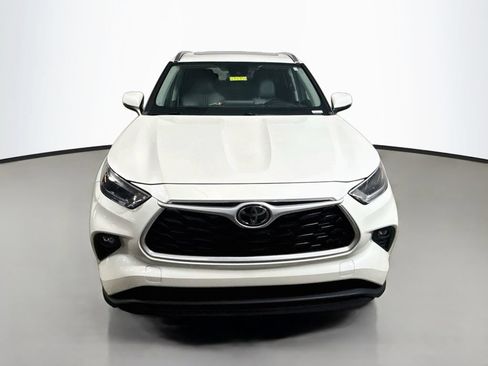 Used 2021 Toyota Highlander XLE FWD image 2