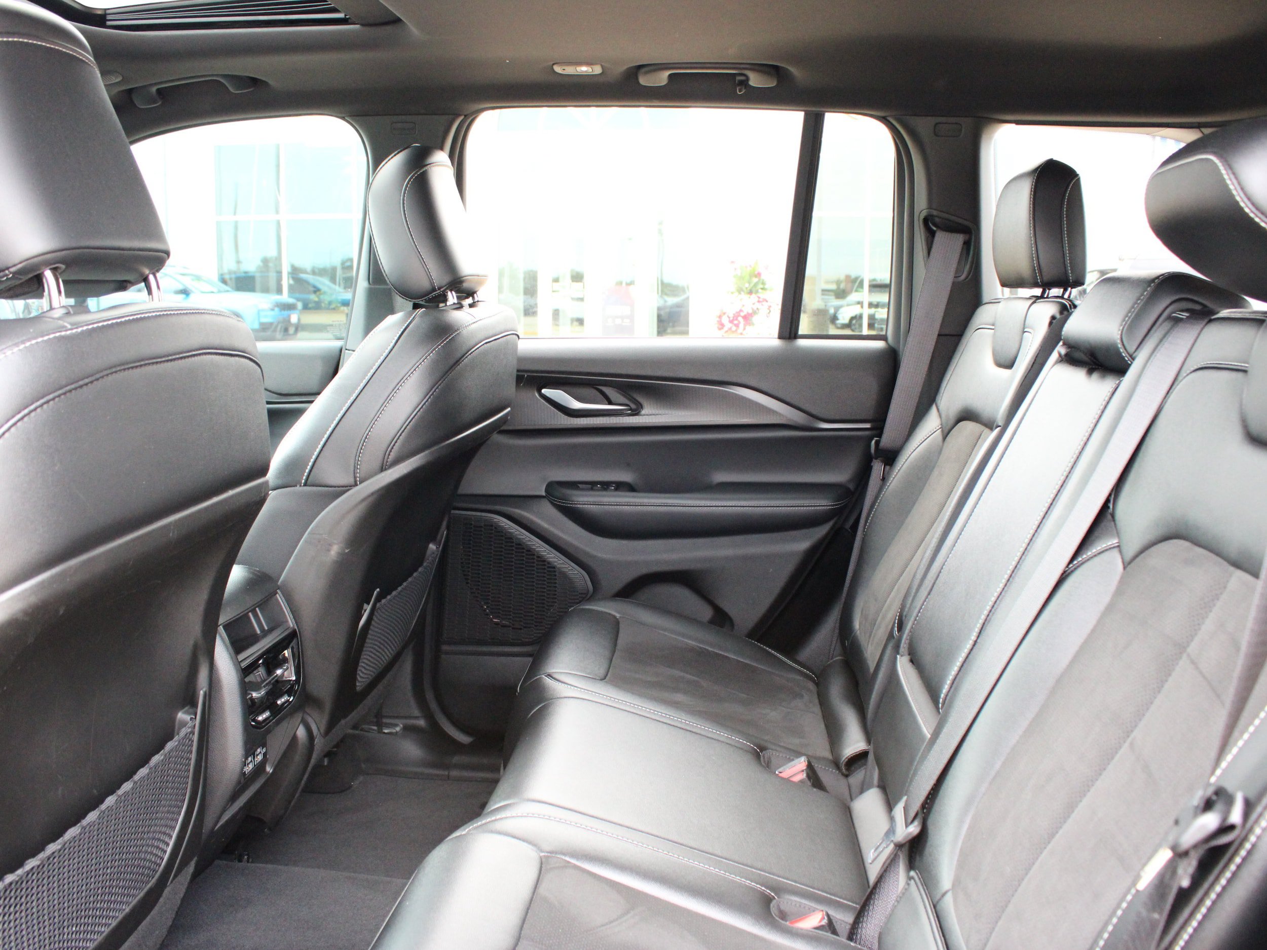 Used 2023 Jeep Grand Cherokee Altitude AWD/4WD image 38
