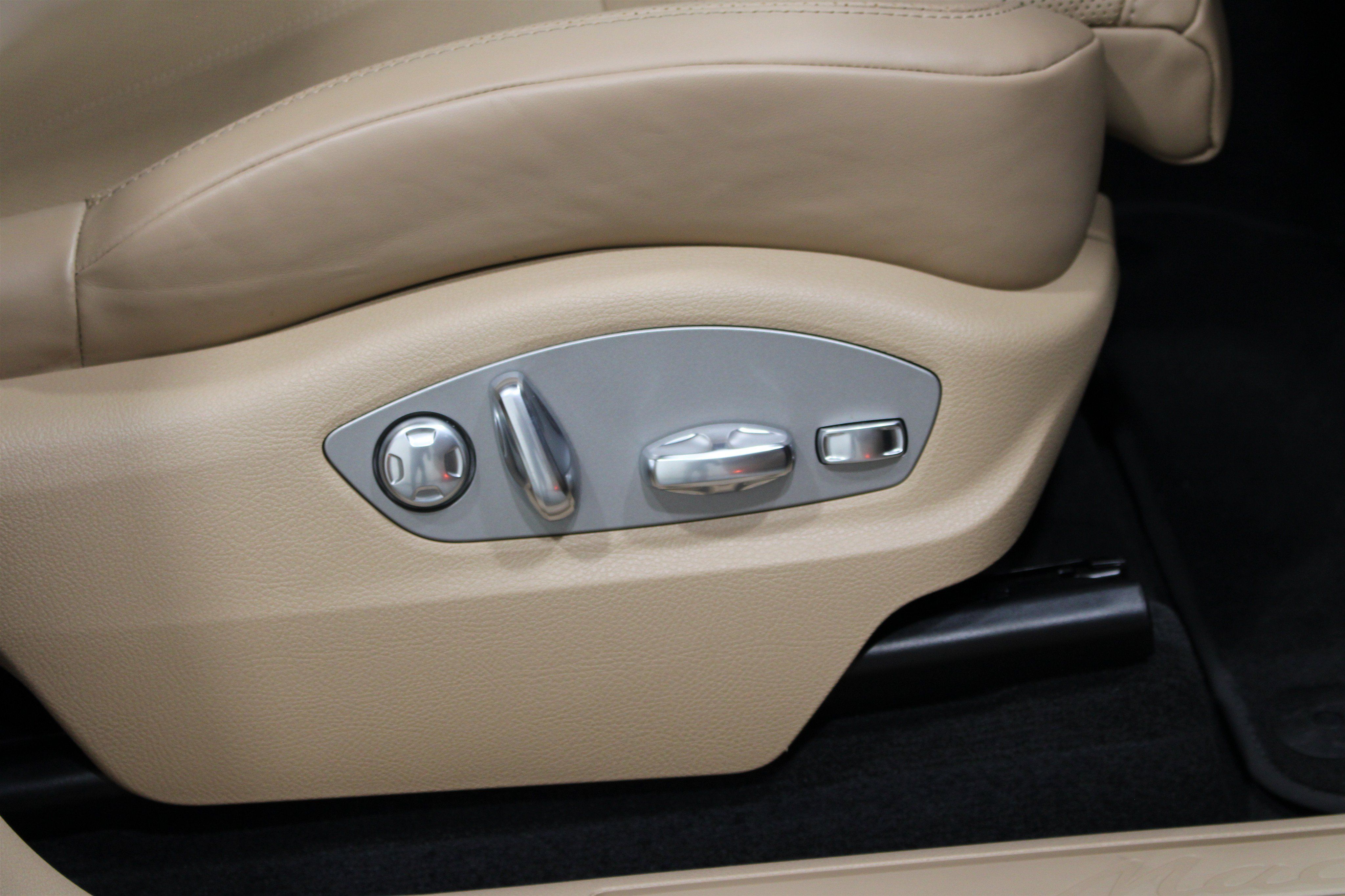 Used 2024 Porsche Macan AWD/4WD image 25