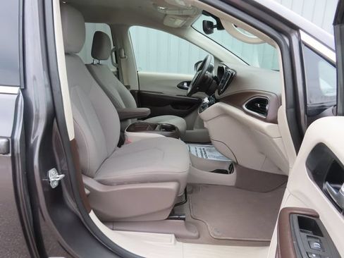 Used 2021 Chrysler Pacifica Touring AWD/4WD image 23