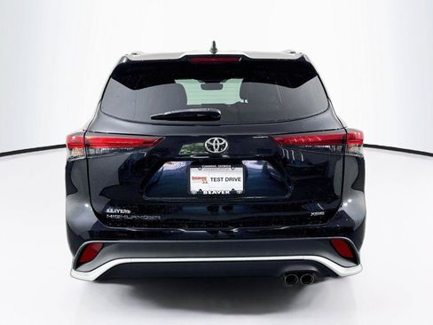 Used 2022 Toyota Highlander XSE FWD image 11