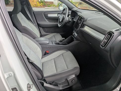 Used 2025 Volvo XC40 B5 Core image 16