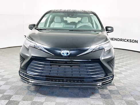 Used 2024 Toyota Sienna LE image 8