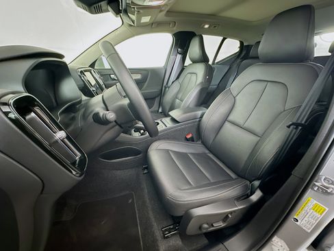 Used 2025 Volvo XC40 B5 Core image 13