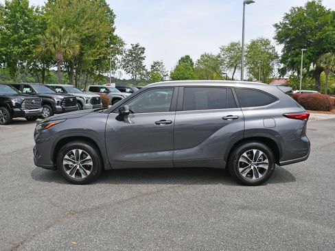 Used 2023 Toyota Highlander XLE FWD image 2