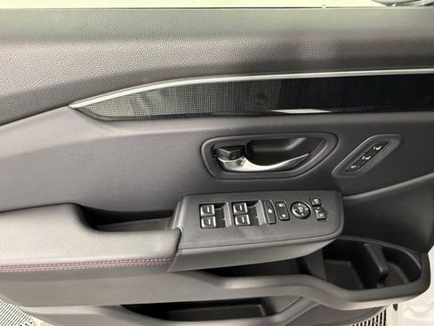 Used 2025 Honda Pilot Black Edition image 14