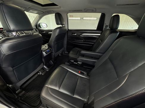 Used 2019 Toyota Highlander XLE AWD/4WD image 22