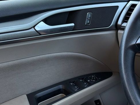 Used 2019 Ford Fusion SE FWD image 24