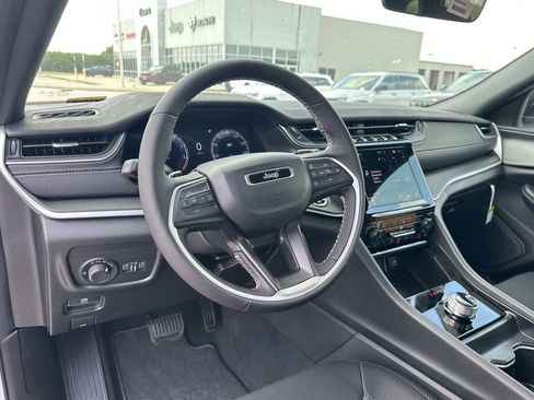 New 2025 Jeep Grand Cherokee Laredo w/ Luxury Tech Group I RWD image 11