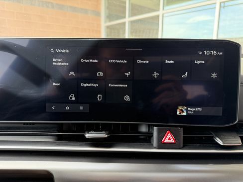 Used 2025 Kia Carnival SX w/ SX Dark Edition Package FWD image 24