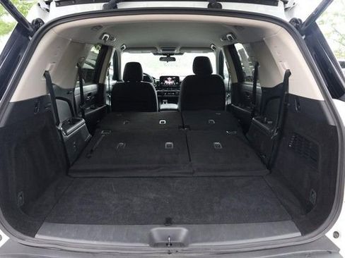 Certified 2025 Nissan Pathfinder SV FWD image 9