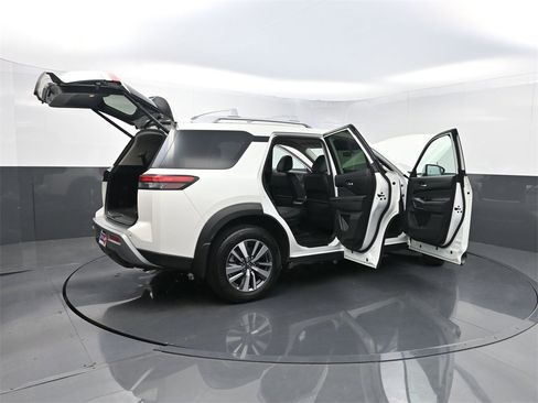 Used 2024 Nissan Pathfinder SL image 41