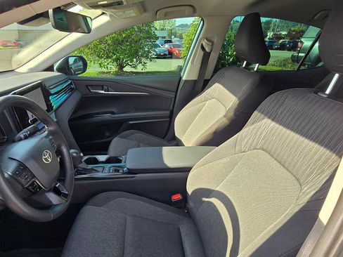 Used 2025 Toyota Camry LE w/ Convenience Package image 20