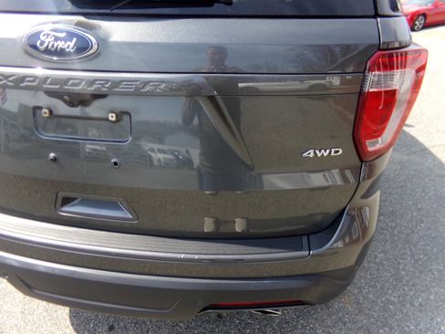 Used 2018 Ford Explorer XLT w/ Equipment Group 202A image 9