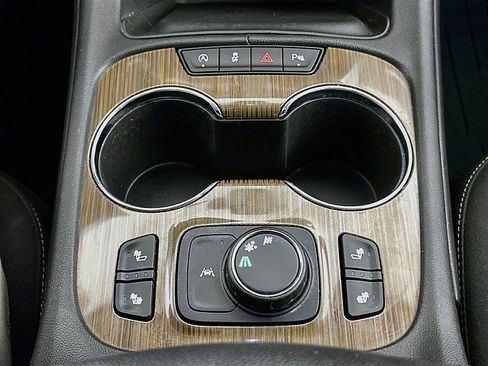 Used 2021 GMC Acadia SLE w/ Driver Convenience Package FWD image 18