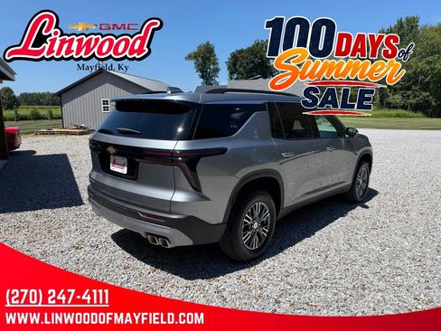 Used 2026 Chevrolet Traverse LT FWD image 2