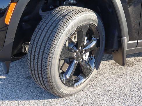 New 2025 Jeep Grand Cherokee L Altitude image 11