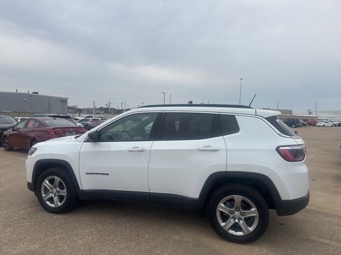 Used 2023 Jeep Compass Latitude image 10