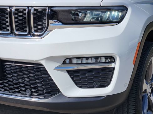 Used 2023 Jeep Grand Cherokee Limited w/ Luxury Tech Group II AWD/4WD image 9
