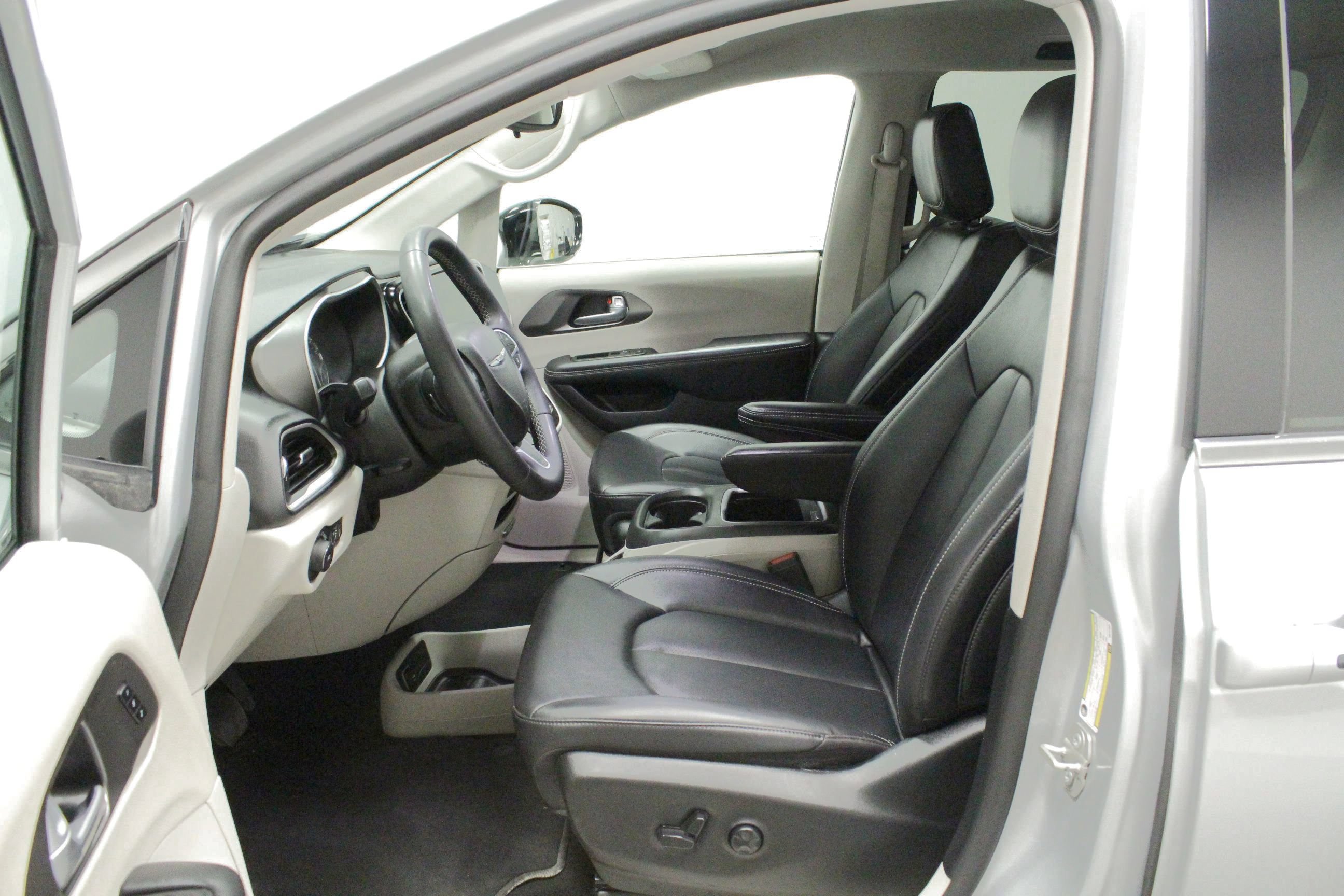 Used 2024 Chrysler Pacifica Touring-L FWD image 18