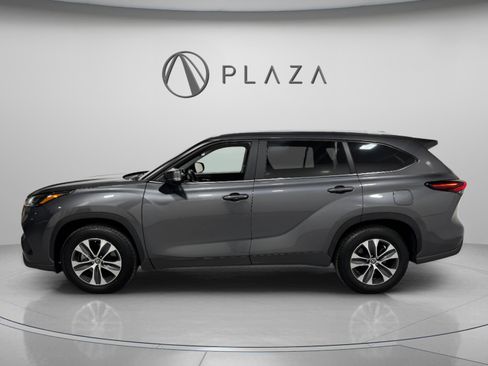 Used 2024 Toyota Highlander LE image 3