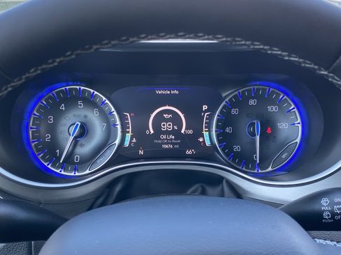 Used 2024 Chrysler Pacifica Limited w/ Uconnect Theater Family Group image 30