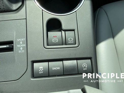 Used 2021 Toyota Highlander XLE image 19