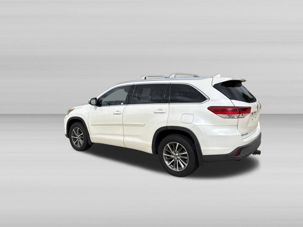 Used 2017 Toyota Highlander XLE AWD/4WD image 8