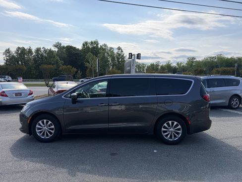 Used 2018 Chrysler Pacifica Touring Plus FWD image 7